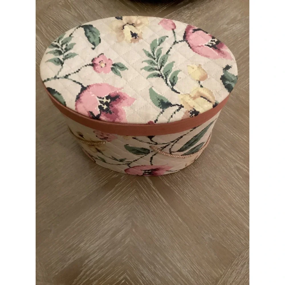 VINTAGE DREAM HOUSE CLOSET/SEWING ACCESSORIES JAYHAWK NY BOX IN QUILTED FLORAL